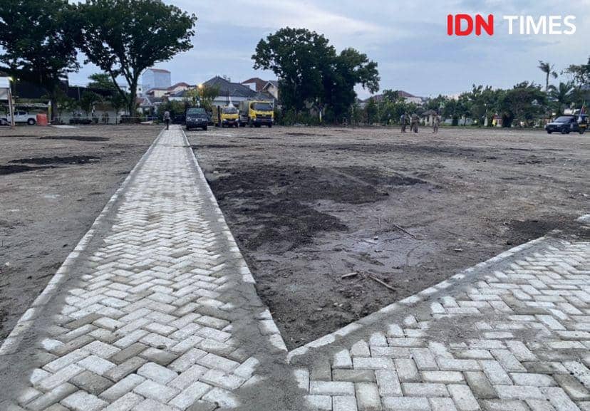 Suasana persiapan lokasi lapangan untuk Salat Idul Adha di Komplek Taman Setia Budi Medan (IDN Times/Indah Permata Sari)