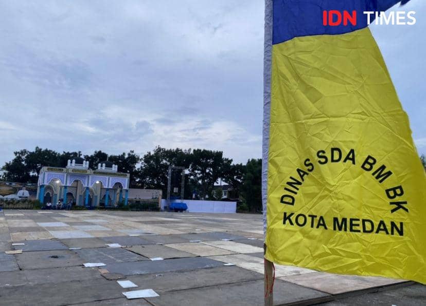 Suasana persiapan lokasi lapangan untuk Salat Idul Adha di Komplek Taman Setia Budi Medan (IDN Times/Indah Permata Sari)