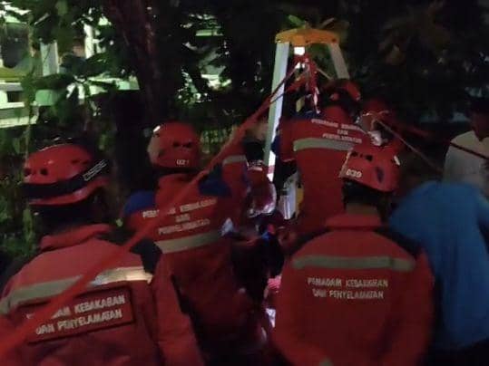 Proses evakuasi sapi kurban tercebur ke sumur. (Dok. Damkar Makassar)