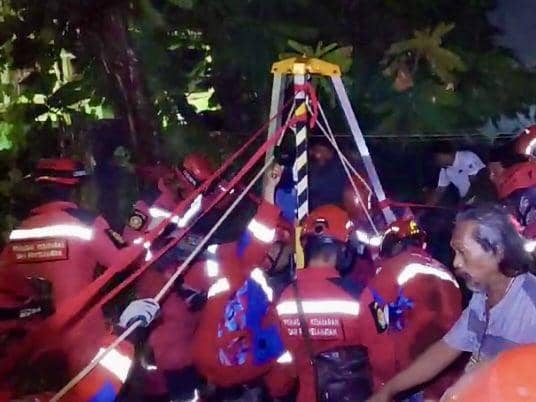 Proses evakuasi sapi tercebur sumur. (Dok. Damkar Makassar)