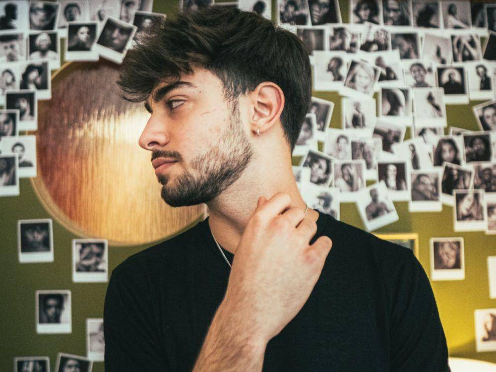 ilustrasi cowok galau (pexels.com/Alexandru Cojanu)