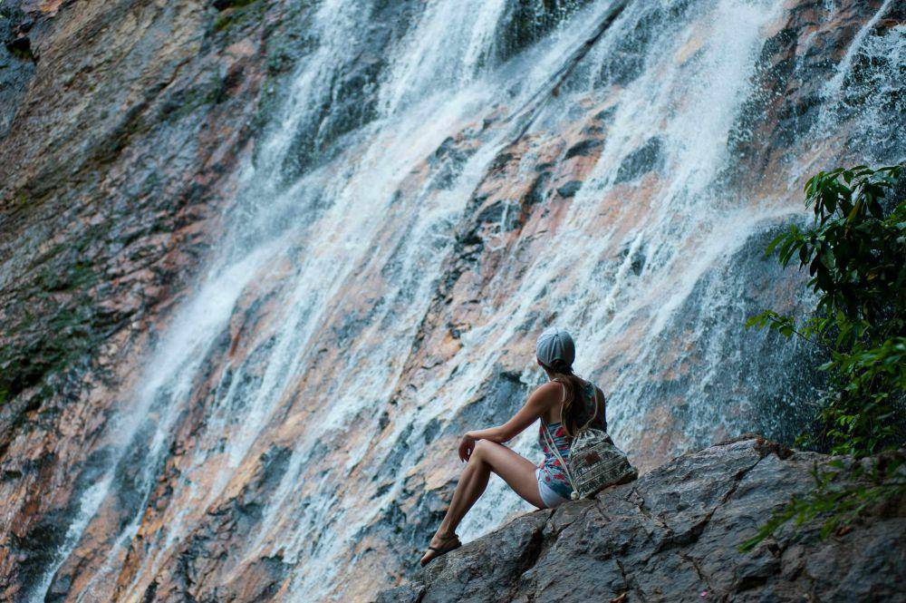 ilustrasi orang duduk dekat air terjun sambil refleksi diri (pexels.com/Oleksandr P)