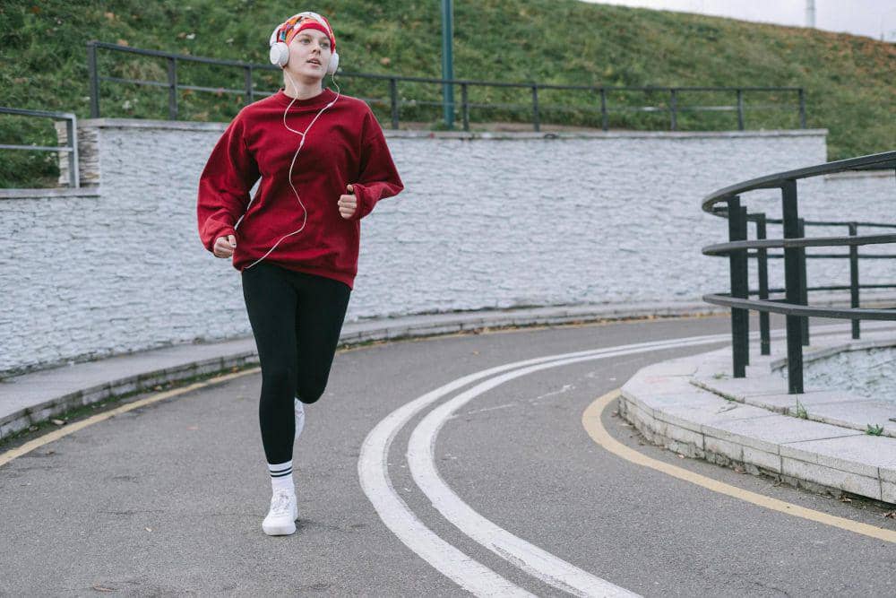 ilustrasi orang jogging (pexels.com/Ivan Samkov)