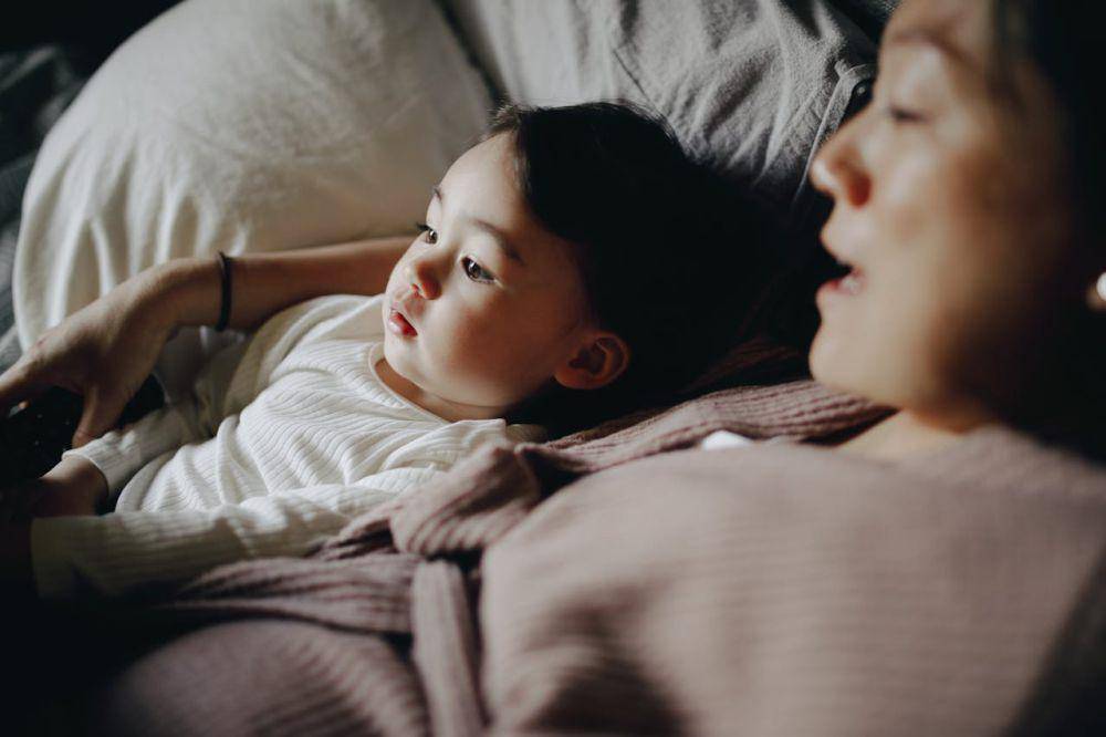 ilustrasi ibu menemani anak tidur (pexels.com/PNW Production)