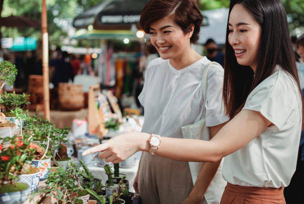 Backpacker di pasar lokal (pexels.com/Sam Lion)