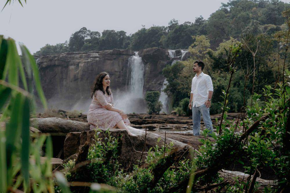 ilustrasi berfoto dengan latar air terjun (pexels.com/Spora Weddings)