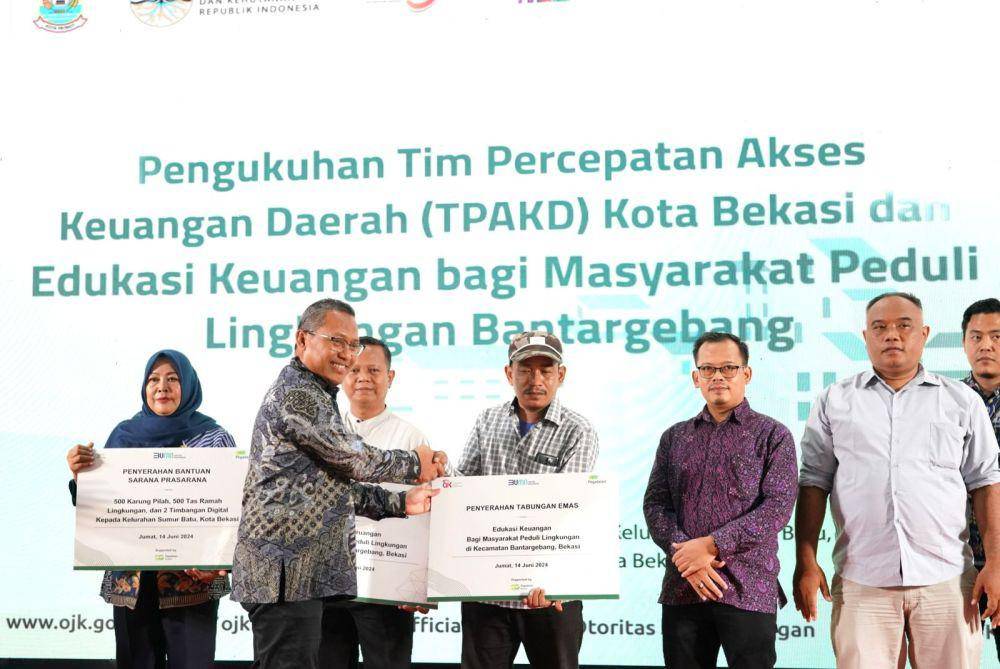 PT Pegadaian terus menunjukkan komitmennya dalam meningkatkan inklusi keuangan di masyarakat, salah satunya dengan mendukung kegiatan edukasi keuangan yang diadakan oleh OJK di Kantor Kelurahan Sumur Batu Kota Bekasi, pada Jumat (14/06). (Dok. Pegadaian)