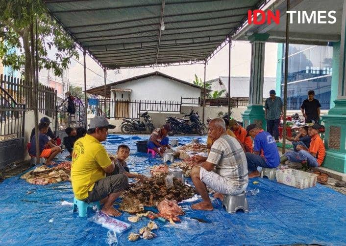 Panitia kurban yang khusus tangani jeroan (IDN Times/Eko Agus Herianto)