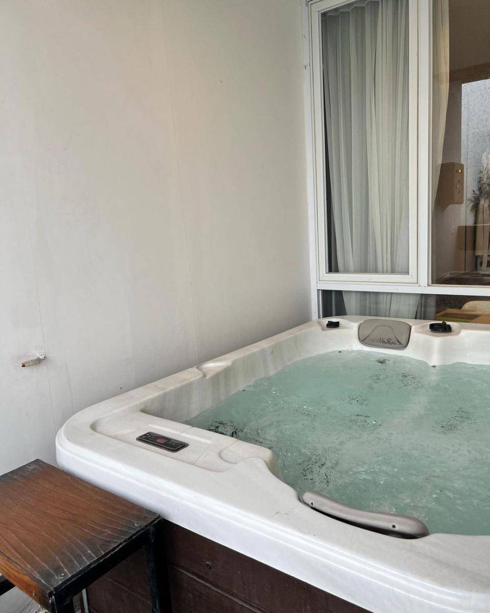 Jacuzzi privat di kamar President Suite Hotel Lereng Bromo. Instagram/lerengbromohotel