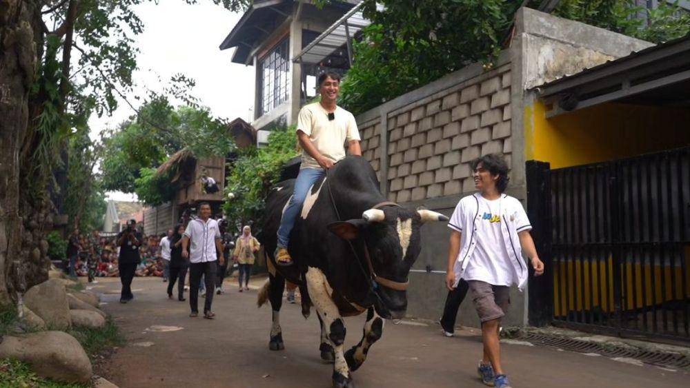 potret Irfan Hakim tunggangi sapi kurbannya (instagram.com/irfanhakim75)