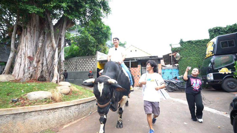 potret Irfan Hakim tunggangi sapi kurbannya (instagram.com/irfanhakim75)