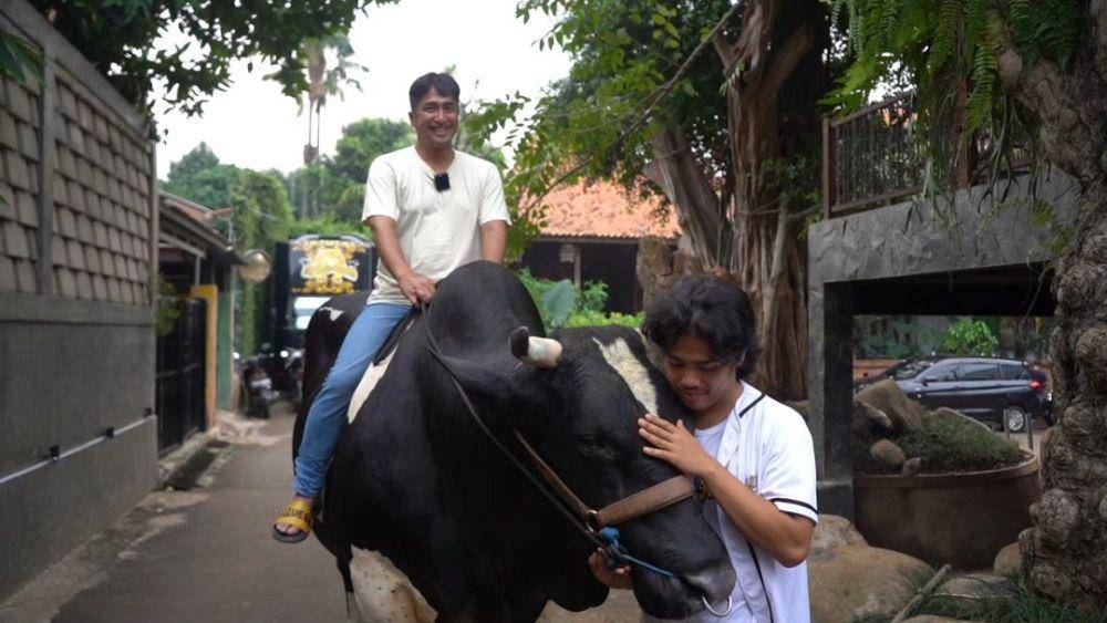 potret Irfan Hakim tunggangi sapi kurbannya (instagram.com/irfanhakim75)