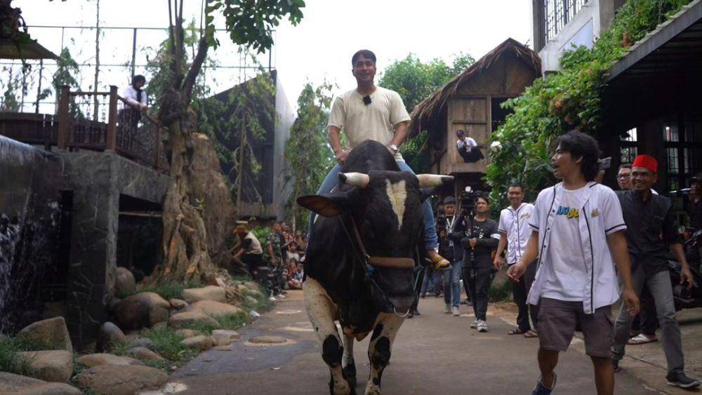 potret Irfan Hakim tunggangi sapi kurbannya (instagram.com/irfanhakim75)