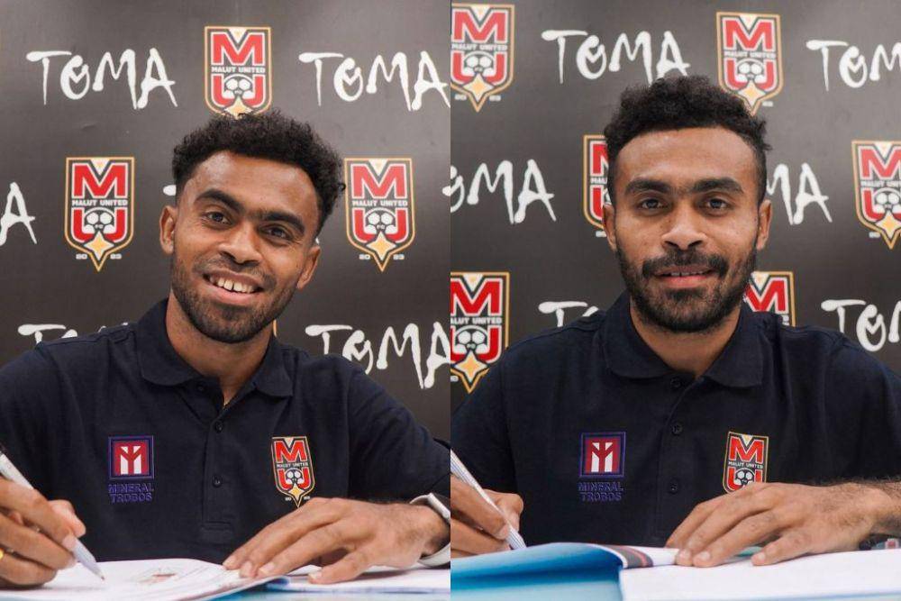 Yakob Sayuri (kiri) dan Yance Sayuri (kanan) saat menandatangani kontrak sebagai pemain baru Malut United FC untuk musim 2024/25. (Instagram.com/malutunitedfc)
