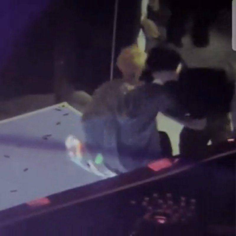 momen Lay harus dibantu staf turun panggung dalam konsernya di Nanjing (twitter.com/zhngerr)