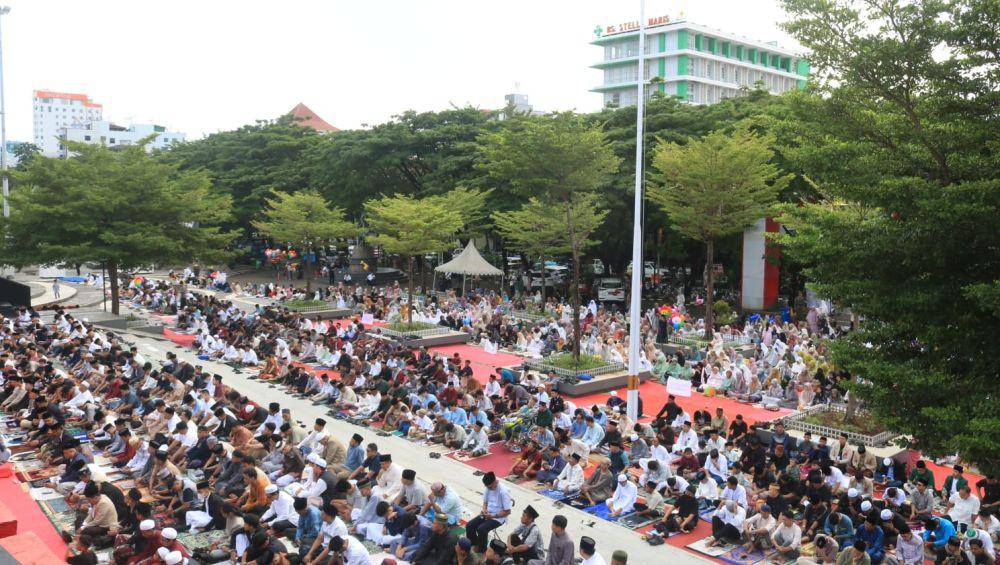 Suasana Salat Id di Anjungan Pantai Losari Makassar beberapa waktu lalu/Humas Pemkot Makassar