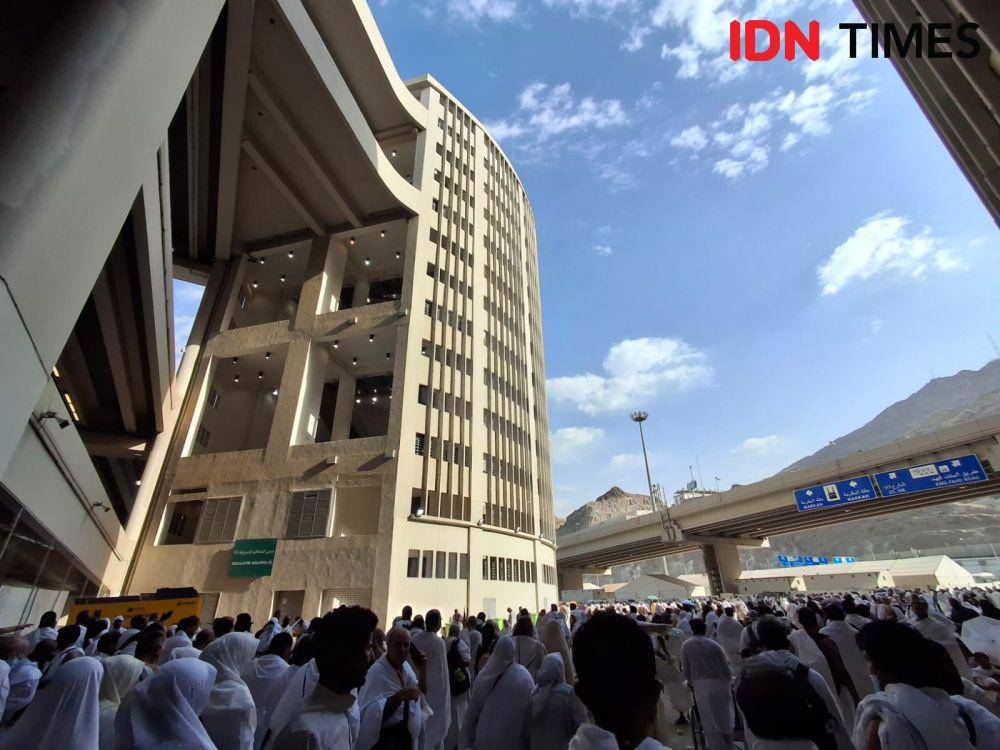 Kondisi di Jamarat, Mina, Minggu (16/6/2024), saat jemaah haji akan melakukan lempar jumrah Aqabah. IDN Times/Faiz Nashrillah