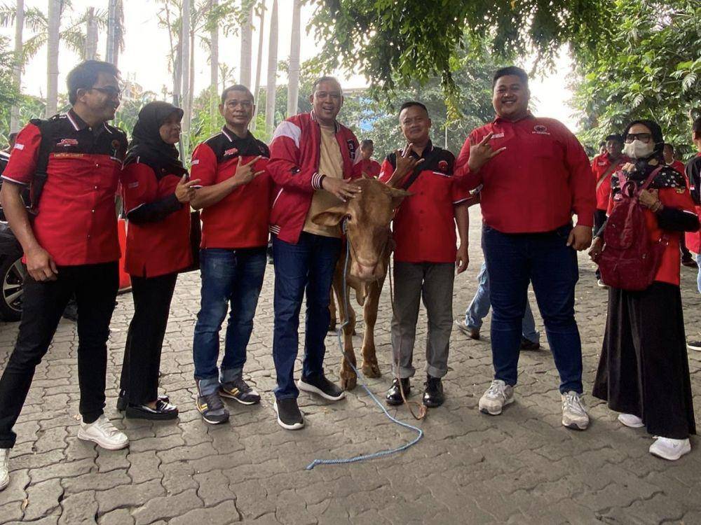 Tri Adhianto bagikan sapi dan kambing. (Dokumen Tim Tri Adhianto)