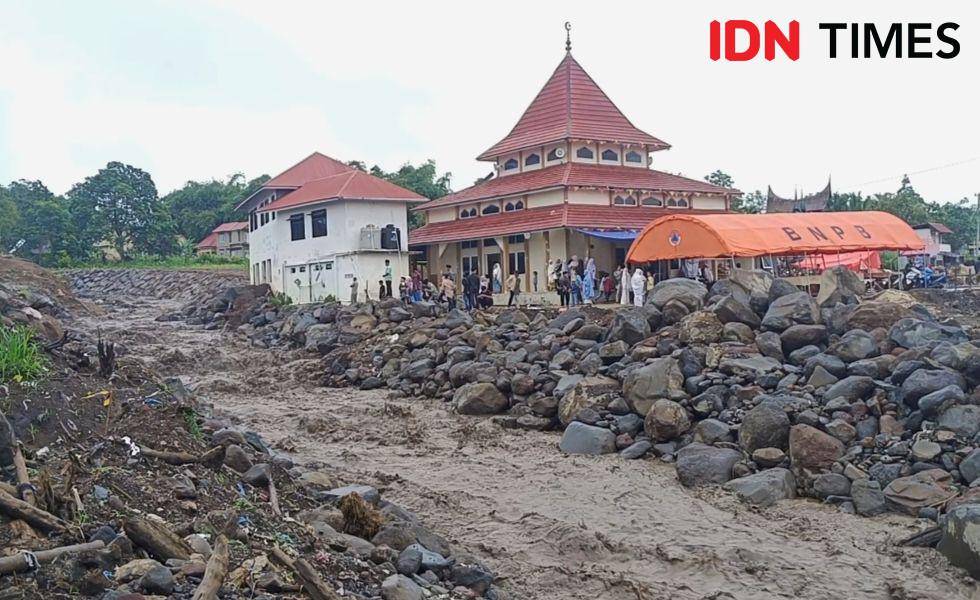 Jamaah Salat Idul Adha di Musala Annur Kasiak, Nagari Bukit Batabuah, Kabupaten Agam, Sumbar panik berhamburan begitu salat id selesai, Senin (17/6/2024) pagi (IDN Times/Arifin Al Alamudi)
