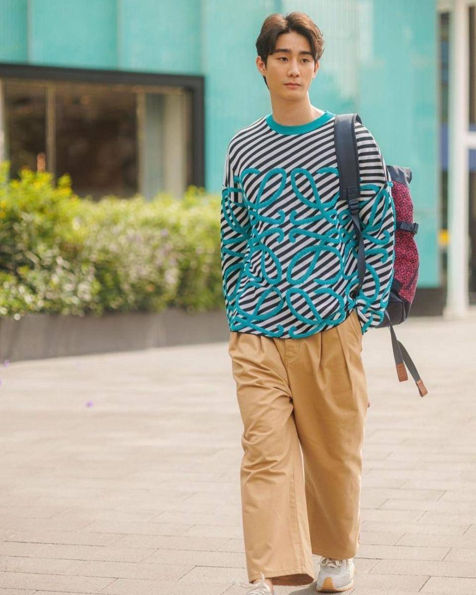 long pants cokelat ala Force Jiratchapong (instagram.com/fforce_)