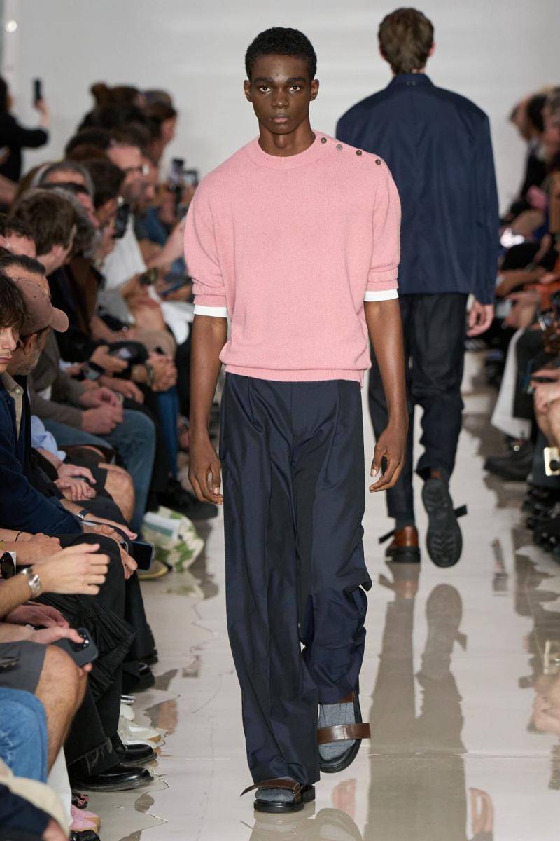 Neil Barrett S/S '25 di Milan Fashion Week 2024 (instagram.com/besidecom_pr)
