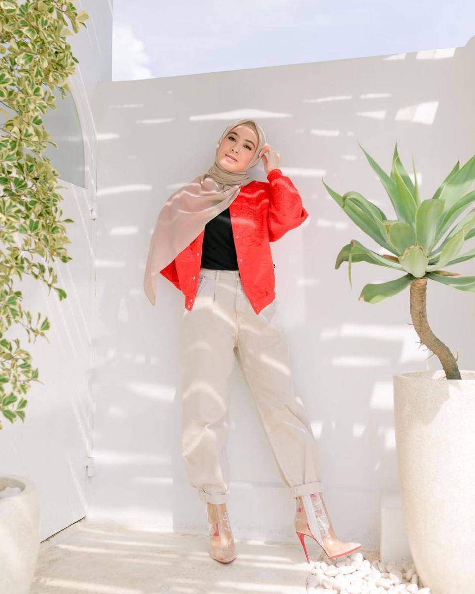 gaya OOTD hijab ke kantor ala Dian Ayu Lestari (instagram.com/dianayulestari)