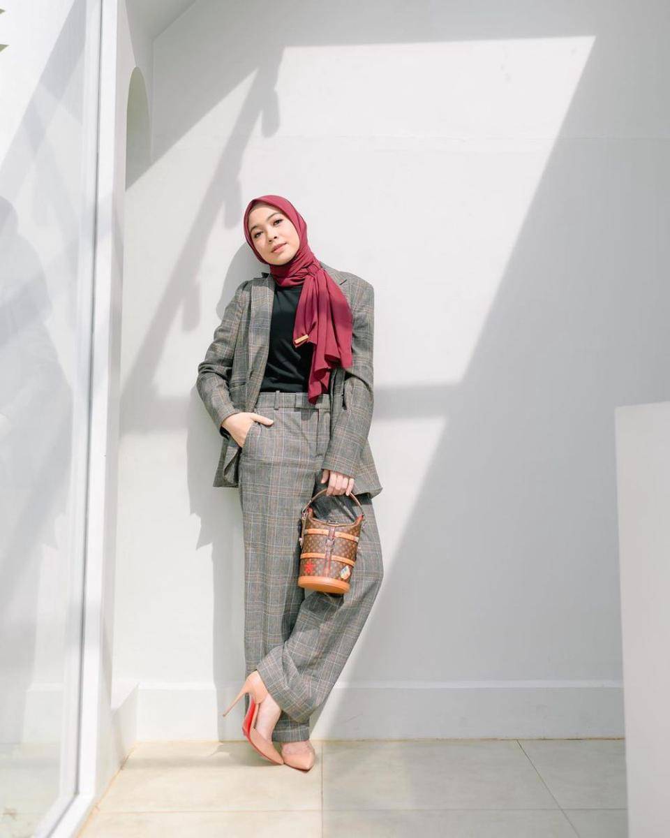 gaya OOTD hijab ke kantor ala Dian Ayu Lestari (instagram.com/dianayulestari)