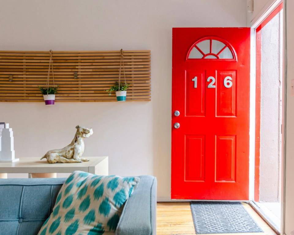 ilustrasi dinding putih dan pintu merah (unsplash.com/Chastity Cortijo)