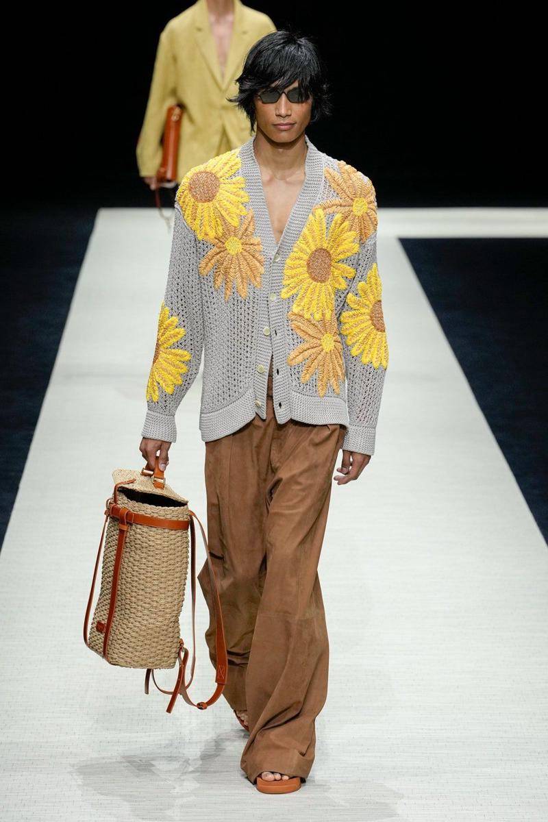 Emporio Armani S/S '25 di Milan Fashion Week Menswear 2024 (instagram.com/antonioskamy)