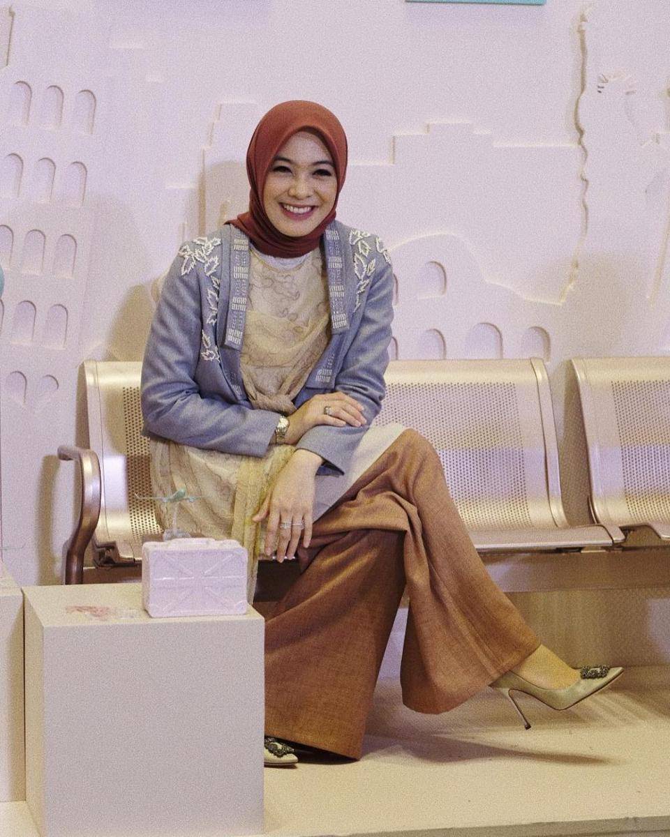 gaya OOTD hijab ke kantor ala Dian Ayu Lestari (instagram.com/dianayulestari)