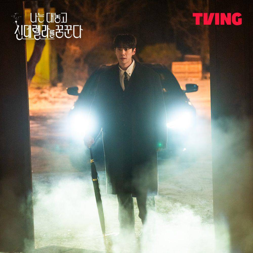 Lee Jun Young di Dreaming of a Freaking Fairy Tale (dok. TVING/Dreaming of a Freaking Fairy Tale)