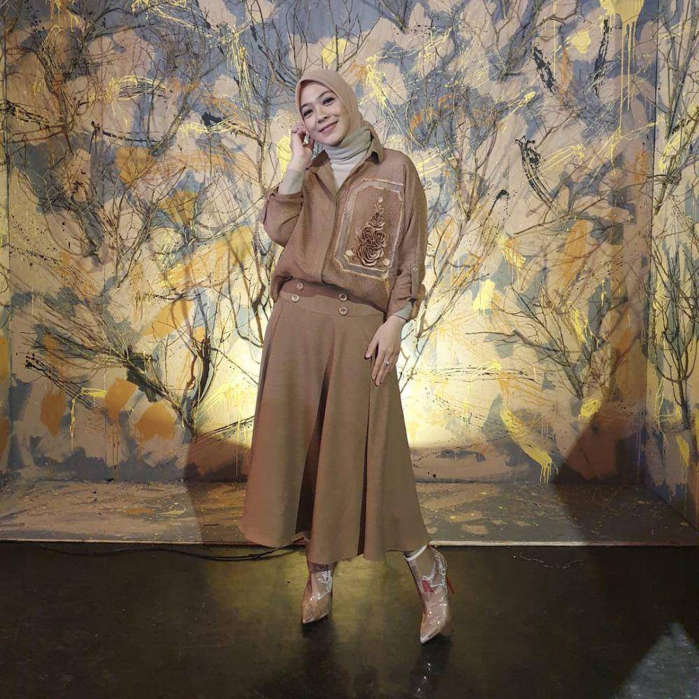 gaya OOTD hijab ke kantor ala Dian Ayu Lestari (instagram.com/dianayulestari)