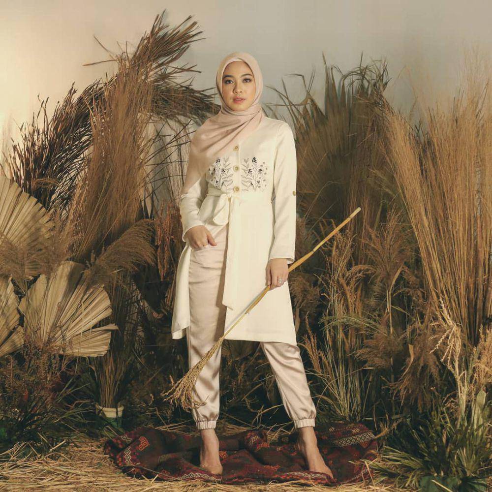 gaya OOTD hijab ke kantor ala Dian Ayu Lestari (instagram.com/dianayulestari)