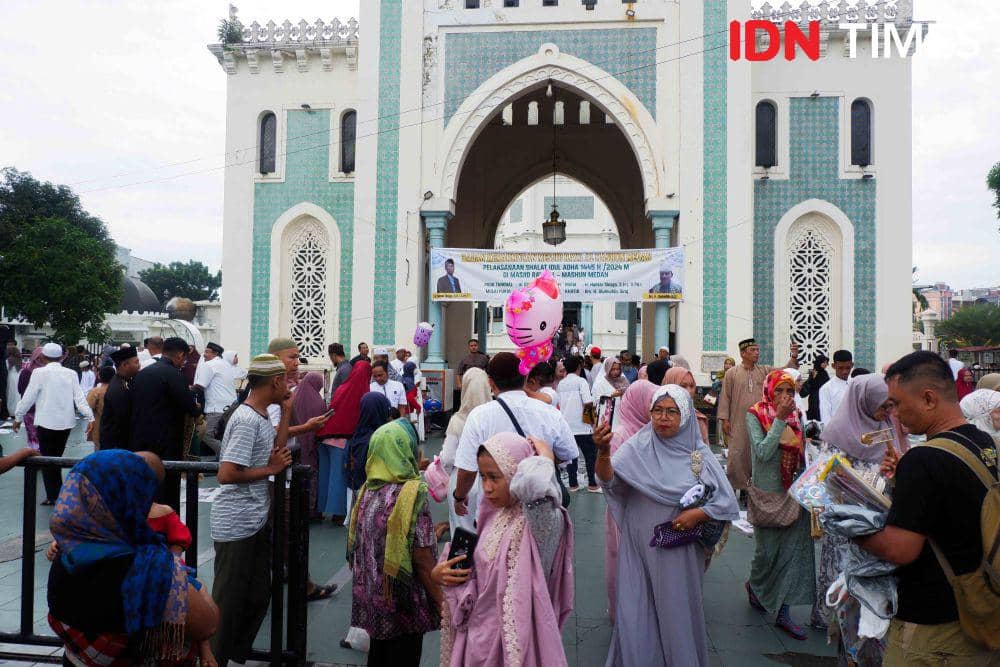 Jemaah memadati selasar Masjid Raya Al Mashun pada pelaksanaan salat Hari Raya Idul Adha, Senin (17/6/2024). (IDN Times/Prayugo Utomo)