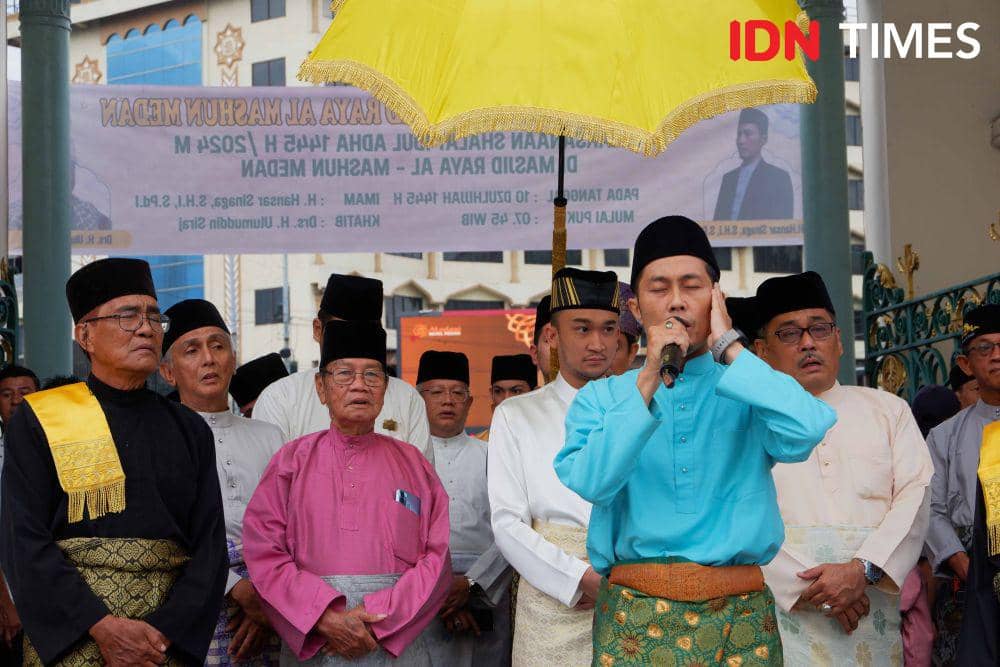 Momen gema takbir menyambut rombongan Kesultanan Deli masuk ke dalam Masjid Raya Al Mashun jelang salat Idul Adha, Senin (17/6/2024).(IDN Times/Prayugo Utomo)