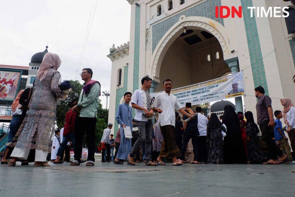 Jemaah memadati selasar Masjid Raya Al Mashun pada pelaksanaan salat Hari Raya Idul Adha, Senin (17/6/2024). (IDN Times/Prayugo Utomo)