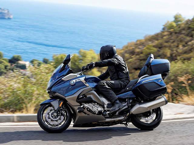 5 Cara Aman Naik Motor Jarak Jauh Sambil Bawa Barang