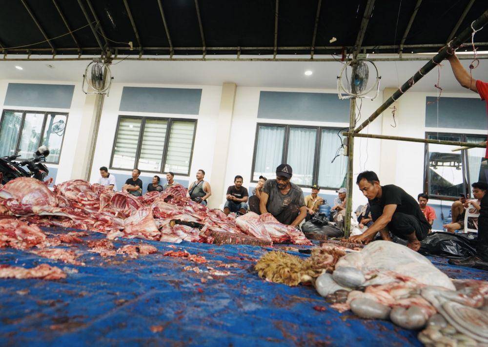 Petugas memotong daging hewan kurban di Ponpes Tahfidz Sulaimaniyah Haji Anif. (Dok. IDN Times)
