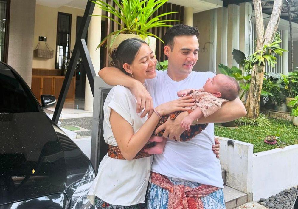 7 Potret Laura Theux dan Indra Brotolaras Momong Anak, Kompak!
