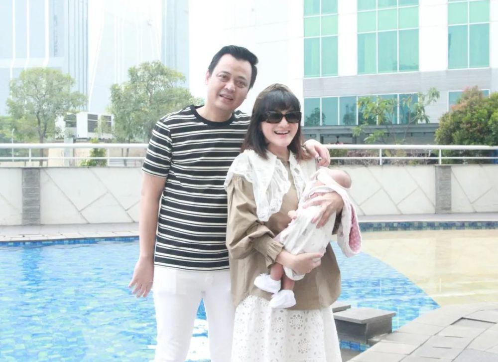 7 Potret Kiki Amalia Momong Anak, Nikmati Peran Baru!