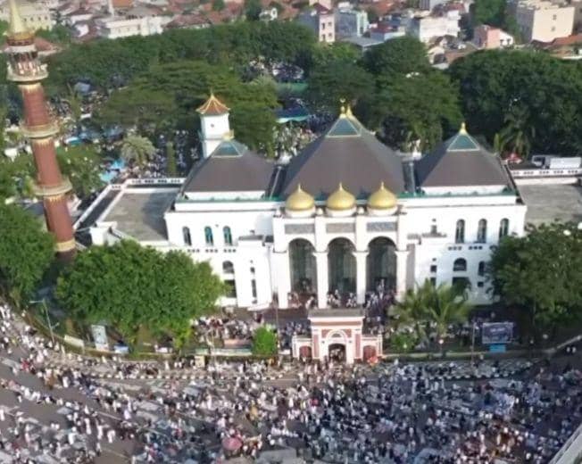 Ilustrasi pelaksanaan Salat Ied di Masjid Agung Palembang (Tangkapan layar video drone @bmapwe)