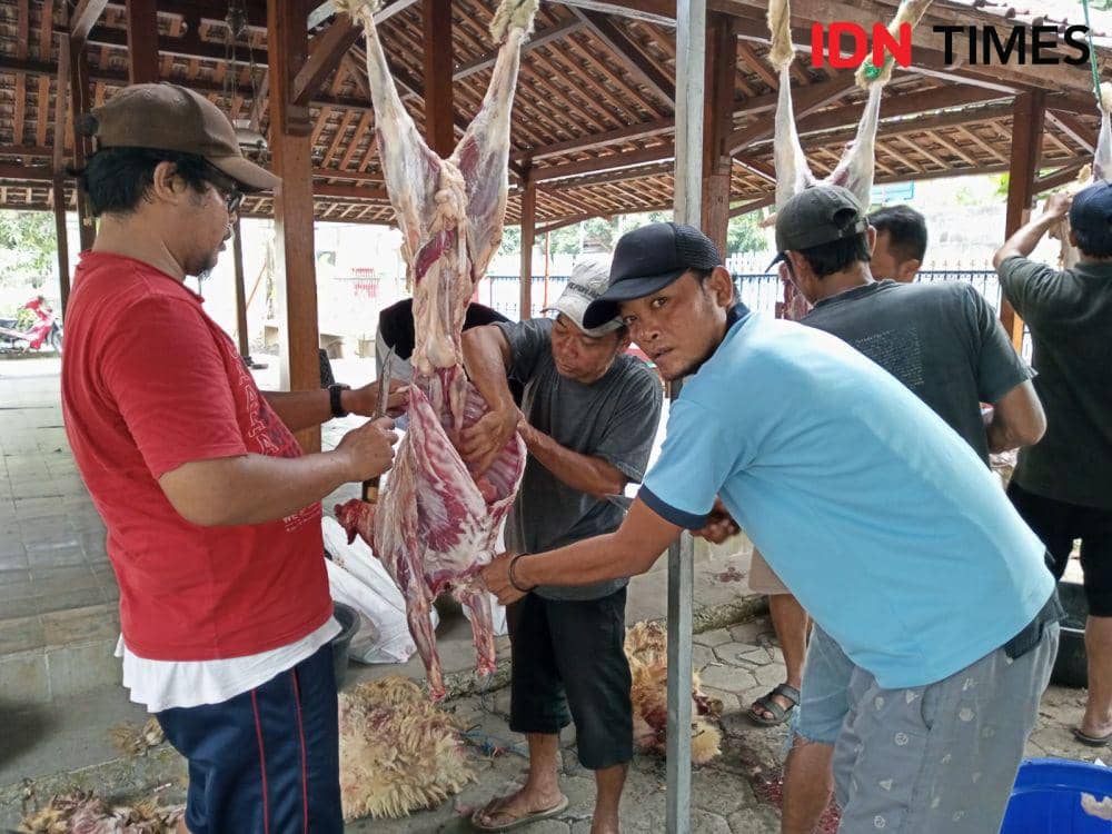 Penyembelihan hewan kurban di Masjid Al Amna Jogodayuh Sumbermulyo Bambanglipuro Bantul.(IDN Times/Daruwaskita)