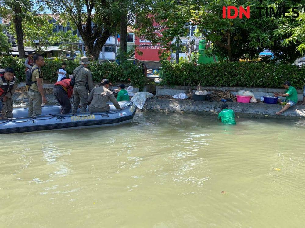 DLH Surabaya Masih Temukan Warga Buang Rumen di Sungai