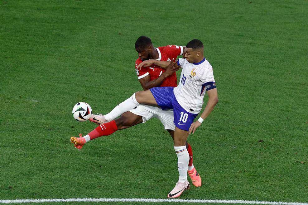 Duel Kylian Mbappe dengan pemain Austria dalam laga Grup D Euro 2024. (Uefa.com)