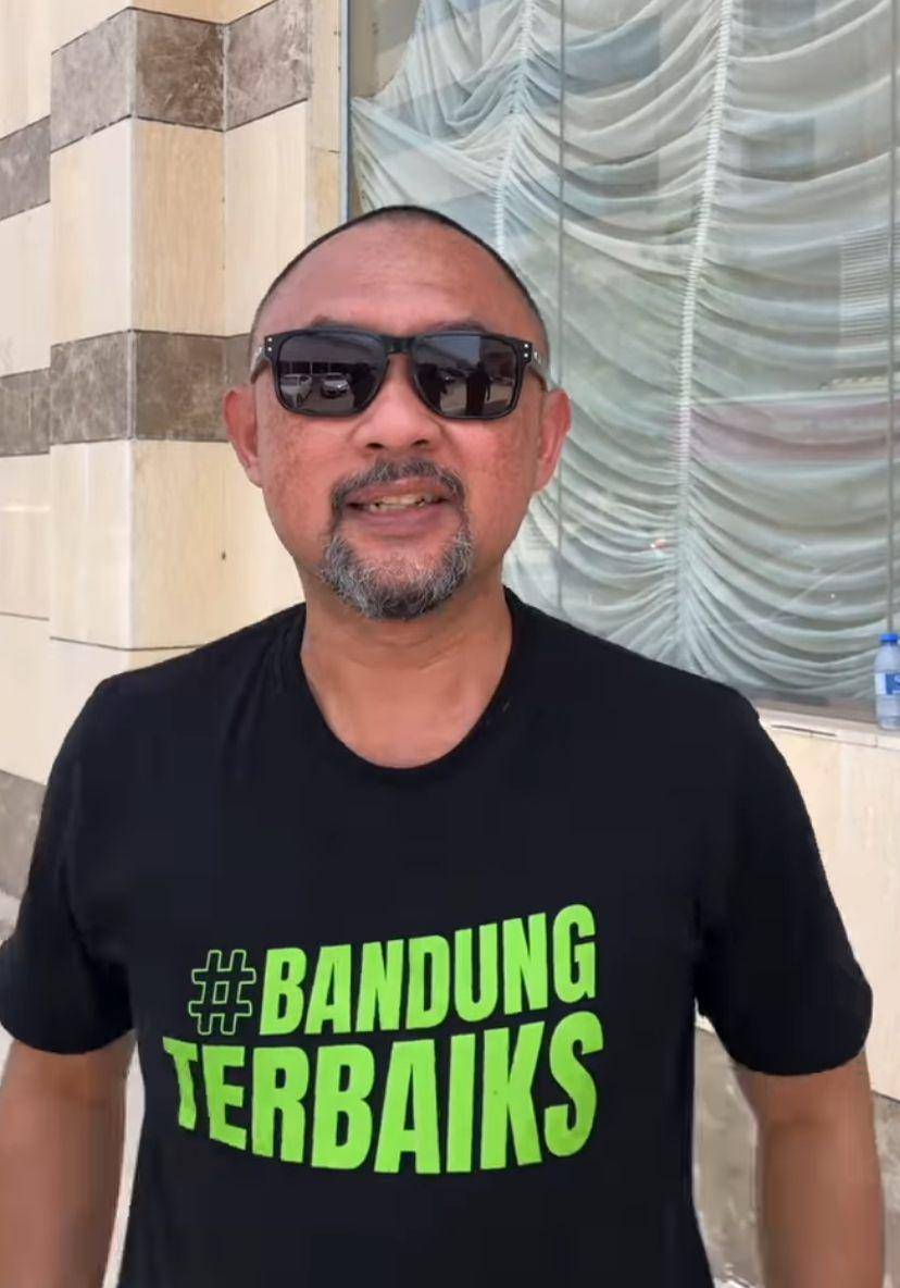 potret artis tampil botak usai jalani tahallul haji 2024 (Instagram.com/rocknal)