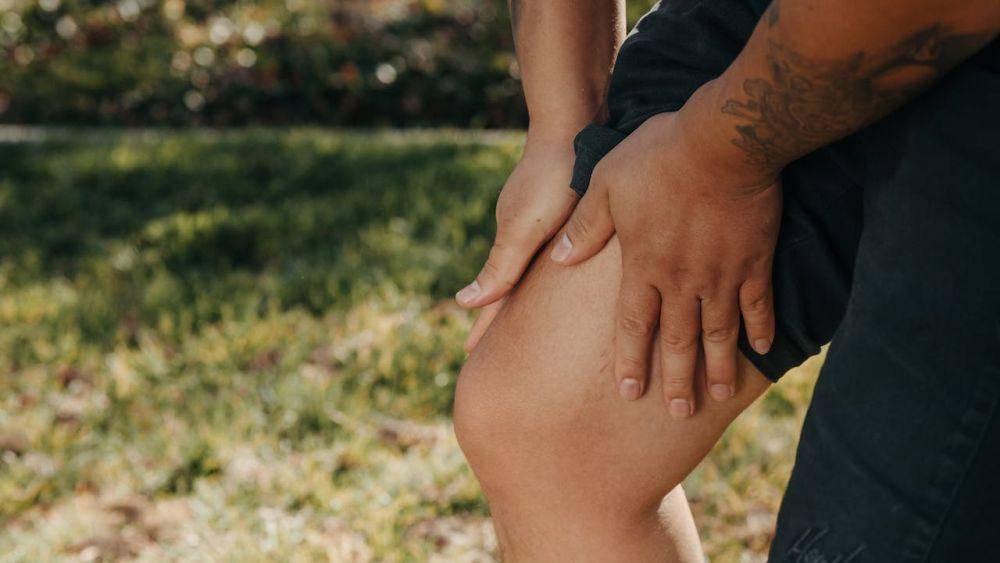 ilustrasi nyeri kaki di bagian paha (pexels.com/Kindel Media)