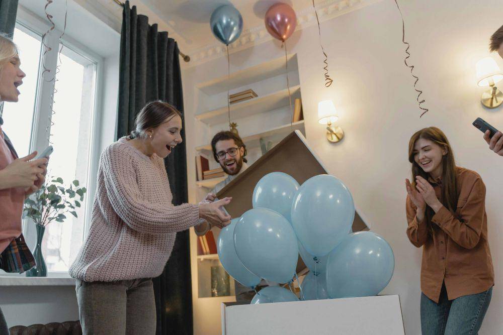 ilustrasi orang membuka kotak berisi balon (pexels.com/Tima Miroshnichenko)