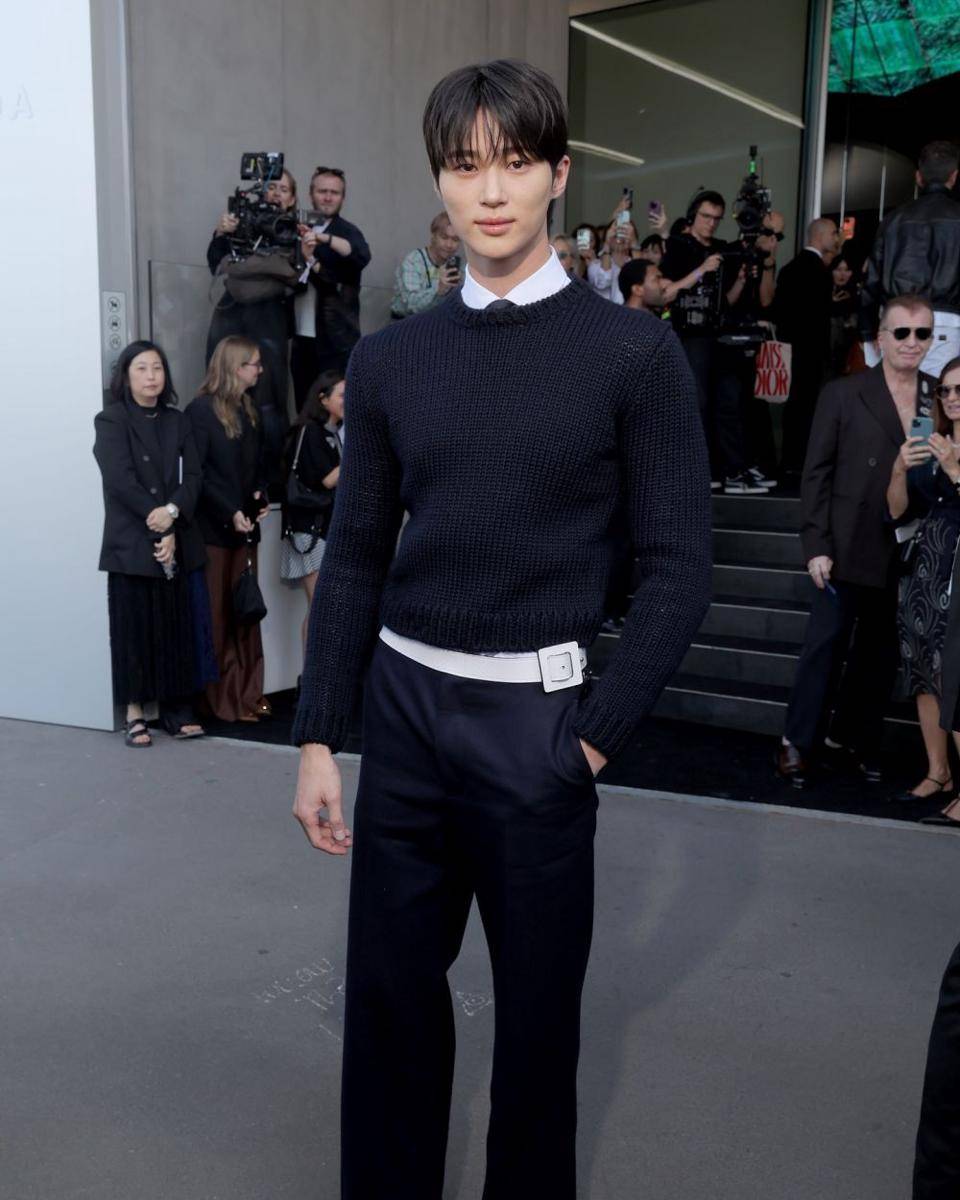Byeon Woo Seok di Milan Fashion Week 2024 (instagram.com/harpersbazaarhk)
