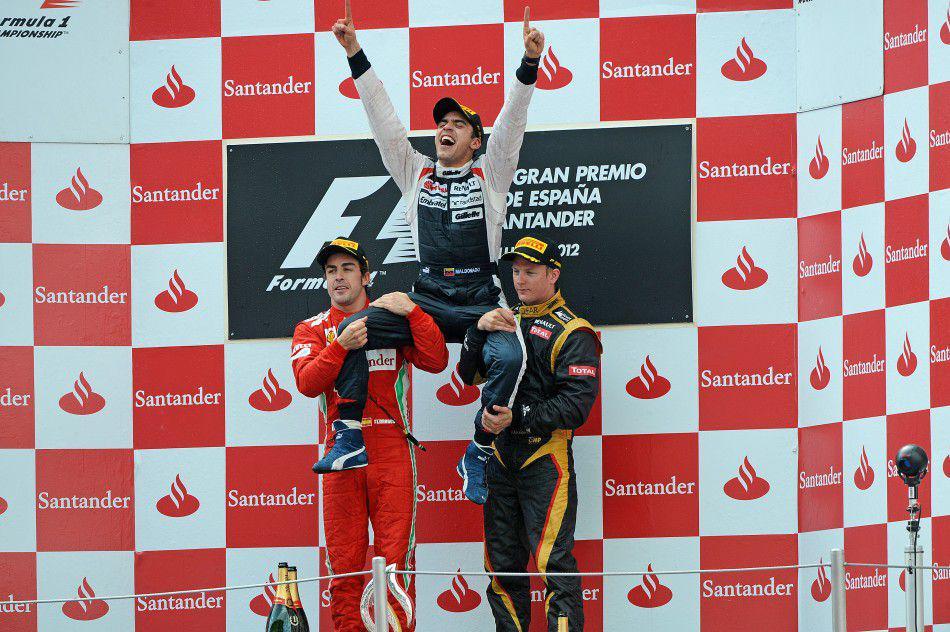 Pastor Maldonado (tengah) menjuarai GP Spanyol 2012 diikuti Fernando Alonso (kiri) di podium kedua dan Kimi Raikkonen (kanan) di podium ketiga. (fia.com)