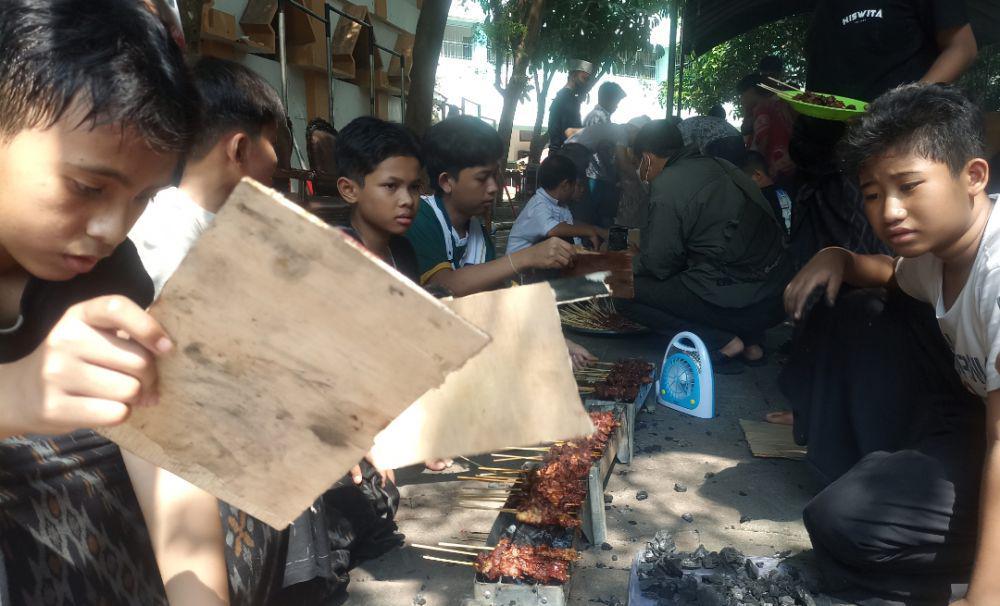 Keseruan Santri Tebuireng Jombang Bakar Sate Massal di Pondok